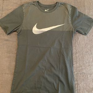 The Nike Tee SMALL Mens Athletic Cut T-shirt BLACK